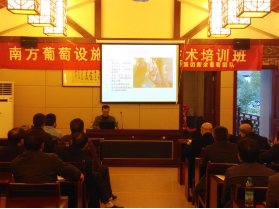bat365在线中国登录入口理学院涂海华副教授在为学员们授课